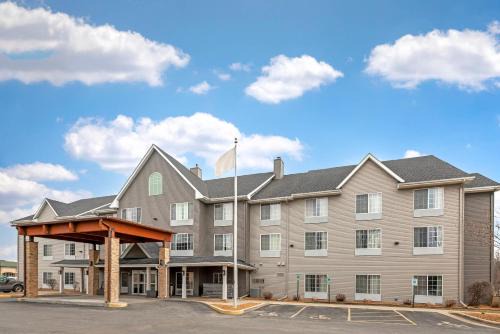 Country Inn & Suites by Radisson, West Bend, WI