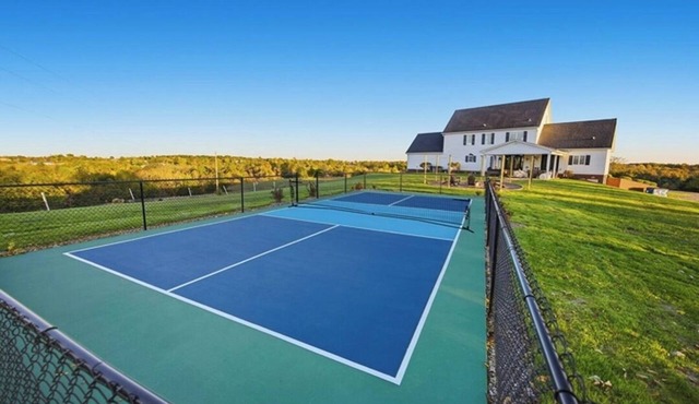 Countryside Hot Tub Pickleball Firepit Gym