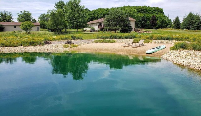 Countryside oasis w/private beach, swimming pond, hot tub