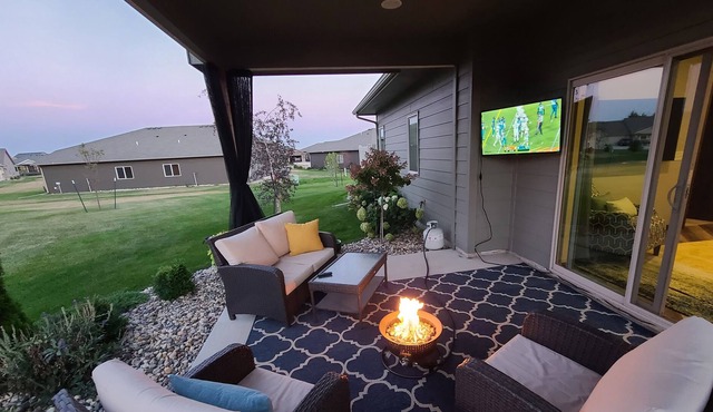 Couple's Escape: Hot-Tub, Breakfast + Near Brewery/Market