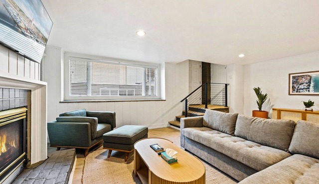 Courtyard Suite - Modern Comfort in the Heart of Downtown Sturgeon Bay