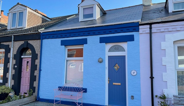 COWRIE COTTAGE, pet friendly, with open fire in Cullercoats