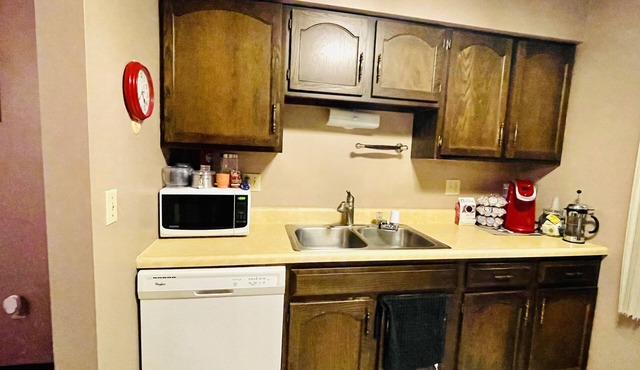 Cozy 1 Bdrm Apt- Close to Downtown Sioux Falls & Local Hospitals- Garage