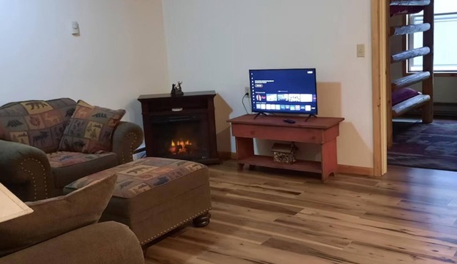 Cozy 1-bedroom apartment in serene Grand Marais. Sleeps 4