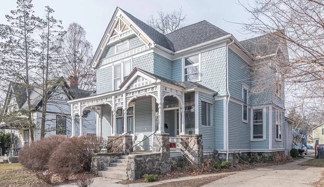 Cozy 1-bedroom apartment with WiFi, AC in charming Ypsilanti.