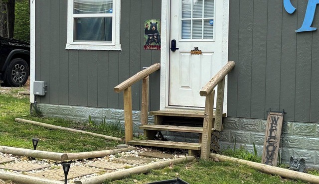 Cozy 1-bedroom cabin with WiFi, AC in charming Mammoth Cave Hiking in the area