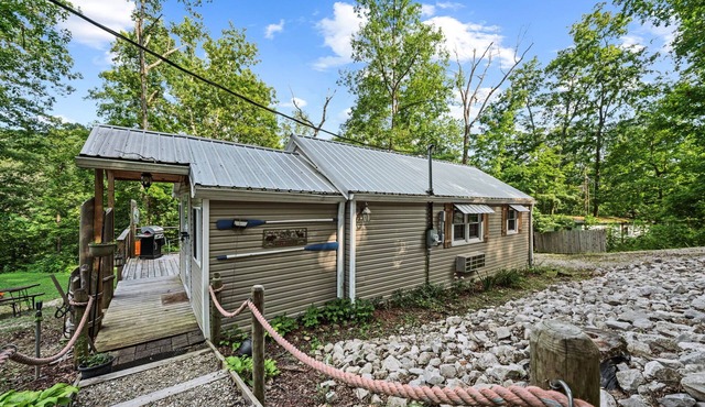 Cozy 1-bedroom cabin in perfect Hudson with cool AC