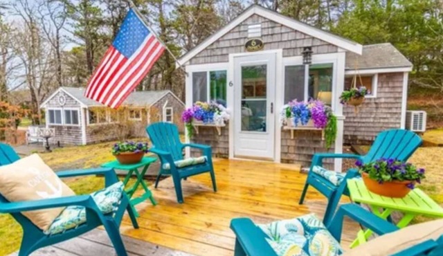 Cozy 1 bedroom cottage in beautiful Orleans with AC. A perfect spot to get away.