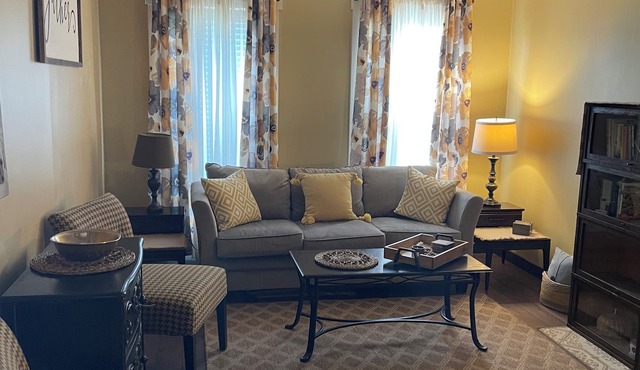 Cozy 1-bedroom house in lovely Indianapolis with WiFi, AC