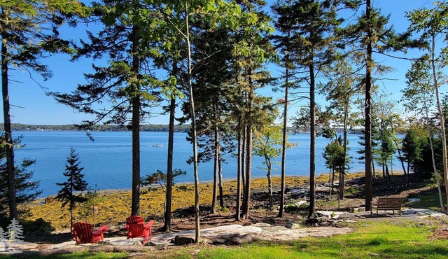 Cozy 1-bedroom retreat 'Morning Sun' in Boothbay Harbor with stunning waterfront views.