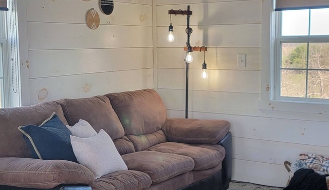 Cozy 1 bedroom cabin residing in an apple orchard in New Philadelphia with AC