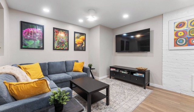 Cozy 1-bedroom w/AC, WiFi - Heart of the Clifton Gaslight District.