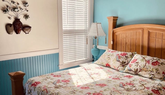 Cozy 1890 Cottage Studio with Hot Tub and Fire Pit in Downtown Kennebunk