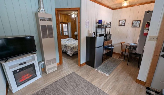 Cozy 1BR 1BA Cabin #4 Riverside Point Resort