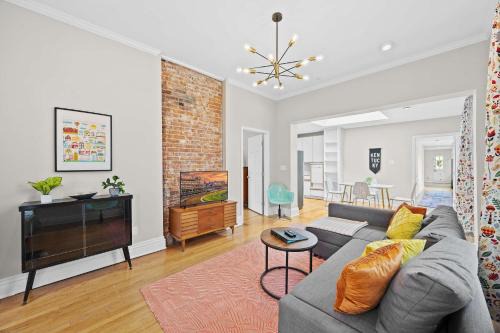 Cozy 1BR Near Downtown King Bed Full Kitchen