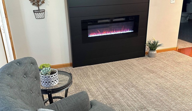 Cozy 2-bd home in Newfolden. WiFi, AC, Full kitchen & living room w fireplace!