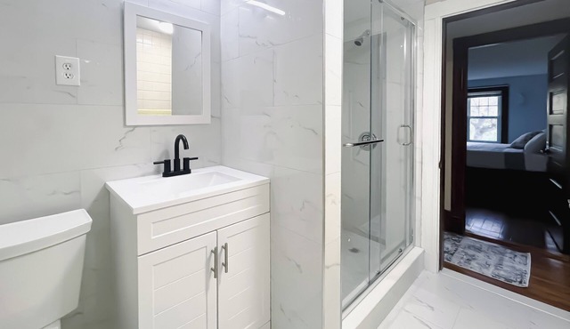 Cozy 2-bedroom apartment in charming Dedham - Legacy Mall with WiFi