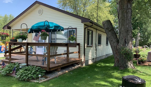 Cozy 2 Bedroom Cottage on Harsens Island With Dock And Water Access