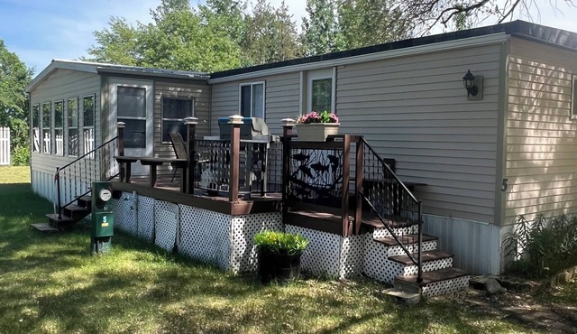 Cozy 2-bedroom cabin on Cass Lake. Walking distance to the marina.
