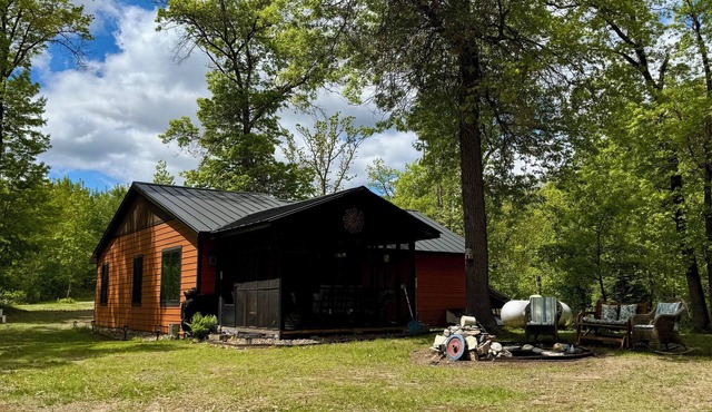 Cozy 2 bedroom cabin with fireplace, lake views, steps to sand bottom swimming