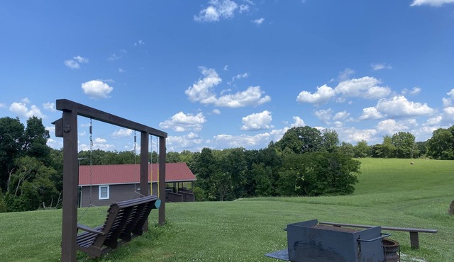 Cozy 2-bedroom cabin with hot tub in the peaceful Hocking Hills