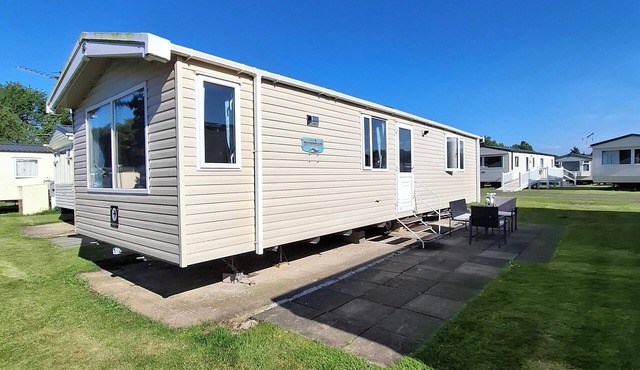 Cozy 2-bedroom caravan in Seton Sands! It has WiFi and close to the beach