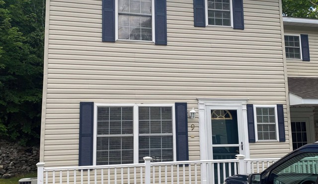 Cozy 2-bedroom condo in enchanting Petoskey with WiFi, AC. State Park, Bike Path