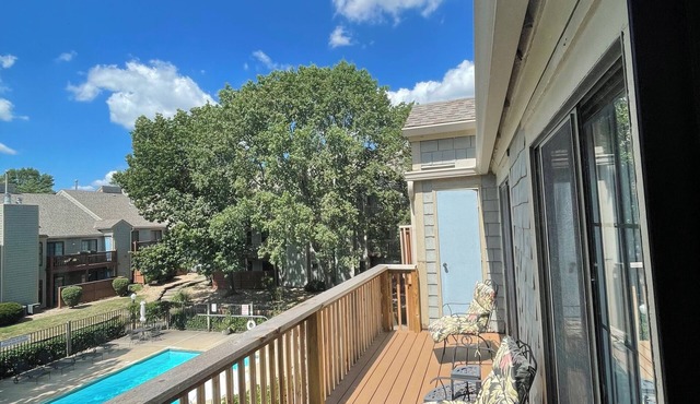 Cozy 2-bedroom condo overlooking pool area in lovely Shawnee