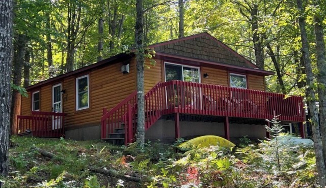 Cozy 2-bedroom cottage on beautiful Stanley Lake.