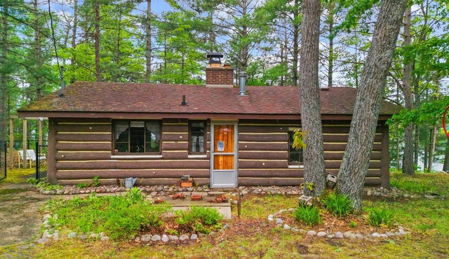 Cozy 2-bedroom cottage with fireplace on Tee Lake in Lewiston