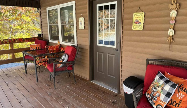 Cozy 2 bedroom cottage with heated pool AC in charming New Hope