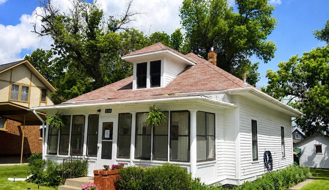 Cozy 2-bedroom house in New Rockford with AC - only 23 miles South Devils Lake!