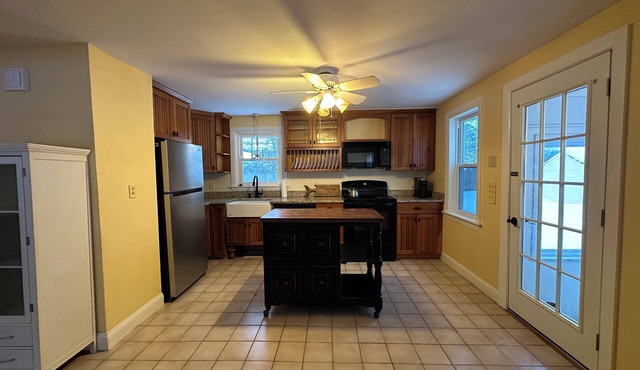 Cozy 2-bedroom house with WiFi in Scarborough