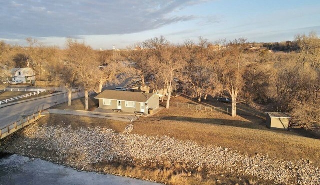 Cozy 2-bedroom house in Minot, with a comfortable living room, AC, and WiFi.