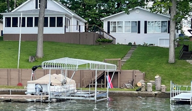 Cozy 2-bedroom house on Hamilton Lake, 80 feet of full lake access