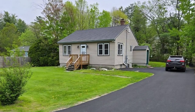 Cozy 2-bedroom house with shared beach access to Sebago Lake