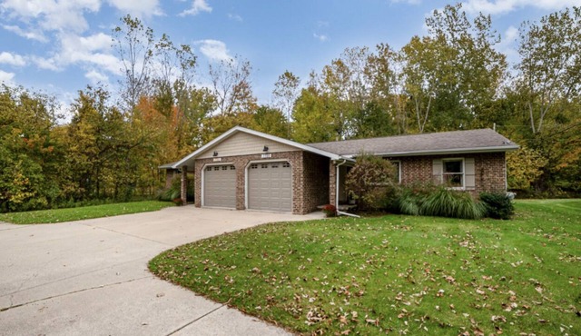 Cozy 2 bedroom plus 1 bath modern Duplex with desk, laundry and outdoor space!