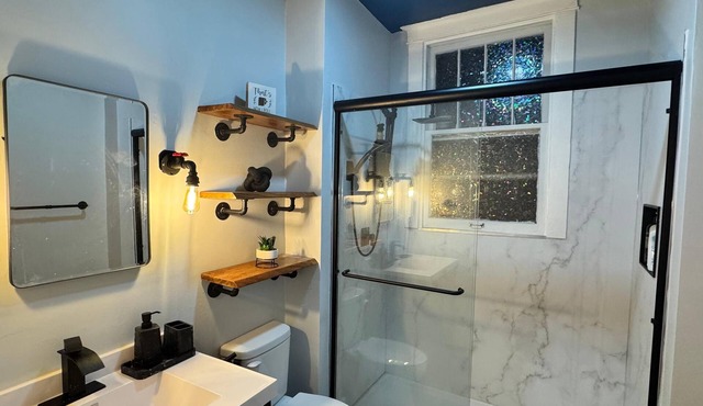 Cozy 2-bedrooms with Bourbon Barrel Table, Kentucky Horse theme & renovated bath