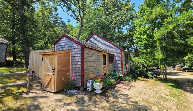 Cozy 2BD Cottage-DUCTLESS MINI-SPLITS, Patio, Short Drive to Truro Beaches & Attractions