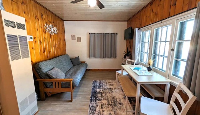 Cozy 2BR 1BA Cabin #6 Riverside Point Resort