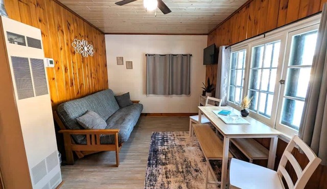 Cozy 2BR 1BA Cabin #6 Riverside Point Resort