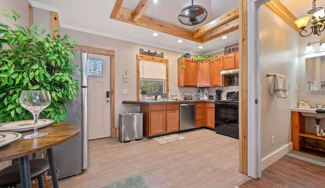 Cozy 2BR Cottage Near Miami Valley Hospital & UD