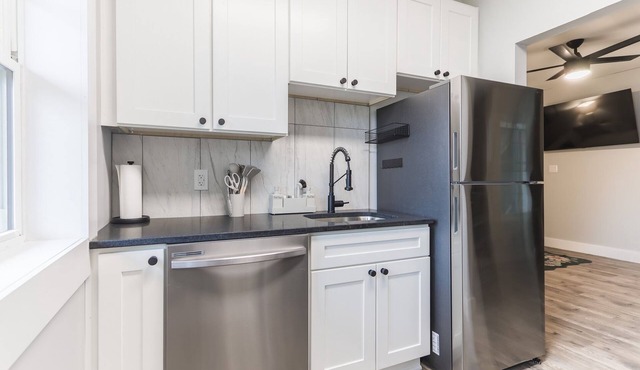 Cozy 2BR Near Edgewater Beach Pet Friendly + Parking