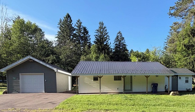 Cozy 2BR Retreat Near Hurley-Ironwood – Trails, Skiing, Snomobiling