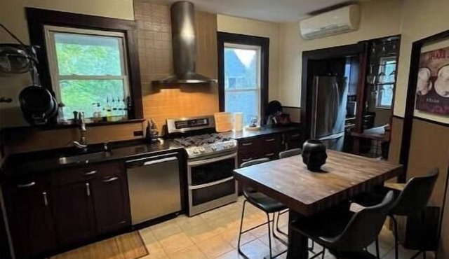 Cozy 2BR Roslindale Condo - Walk to Commuter Rail, Explore Boston!