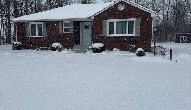 Cozy 3-bedroom bungalow in quiet Stoneboro. 1 mile off 79.