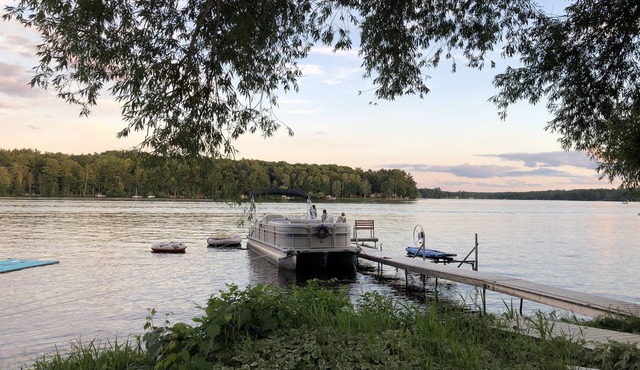 Cozy 3 bedroom cabin on Lake Nebagamon with 85ft of lake frontage sleeps 8!