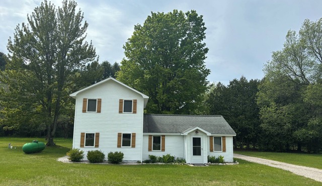 Cozy 3-bedroom cottage centrally located!