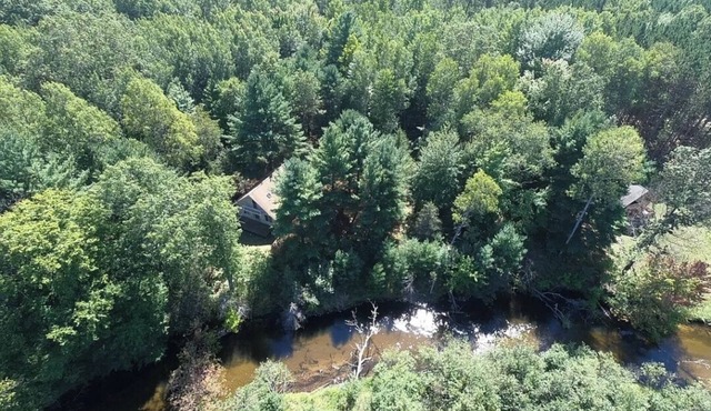 Cozy 3-bedroom cottage on the river in peaceful Free Soil!