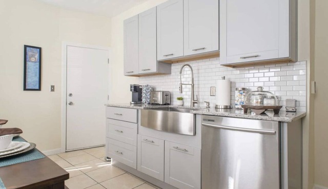 Cozy 3 bedroom - Free Parking, close to buses.